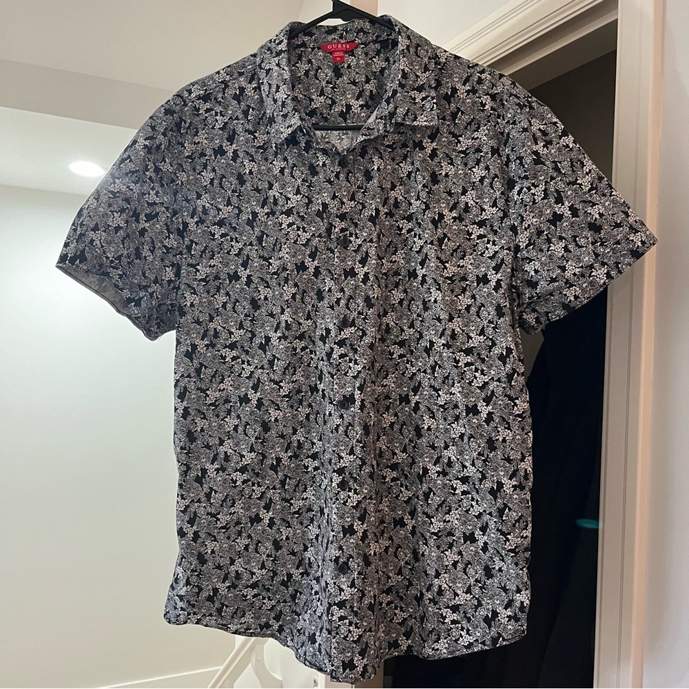 Men’s Guess button down shirt